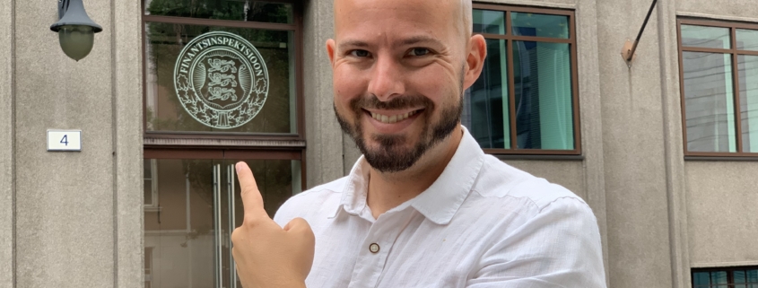 Christoph vor der Zentrale der Finantsinspektsioon