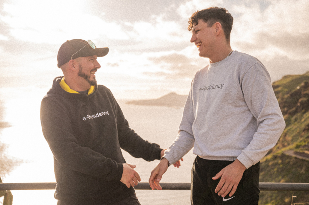 Christoph & Aaron von NOMADS.insure lachen an einem sonnigen Tag im Freien